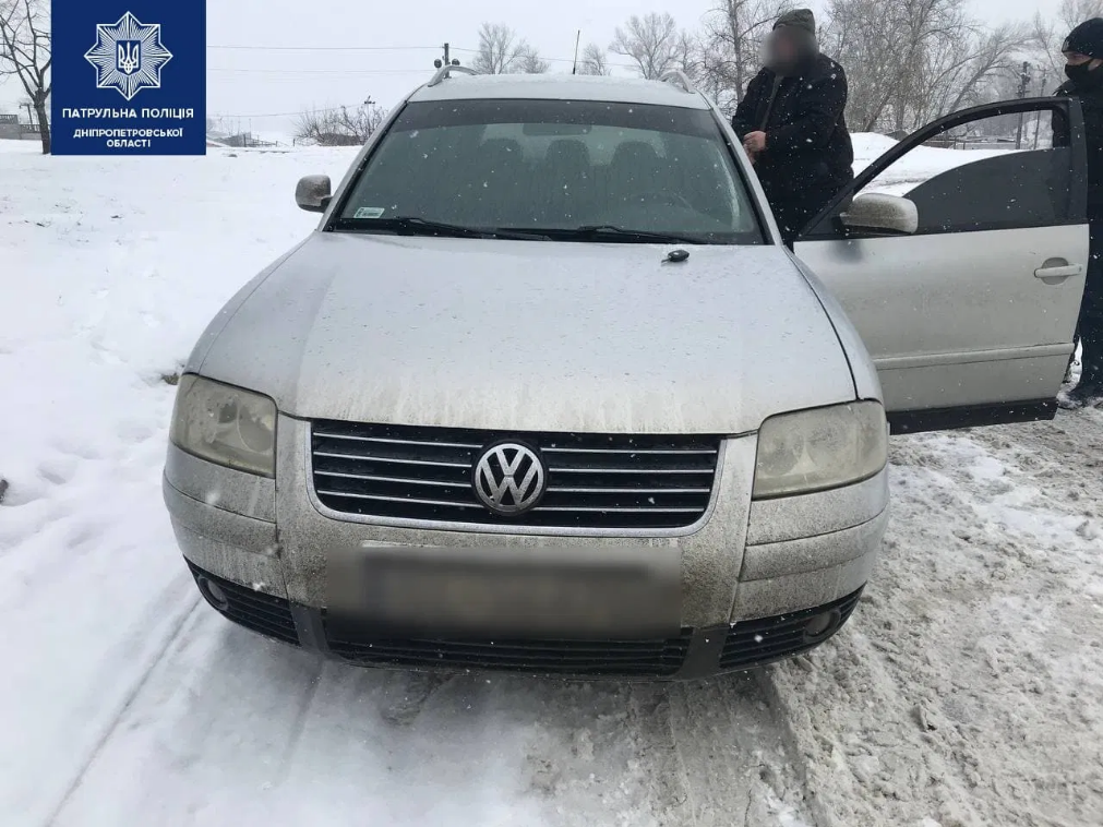  Дніпровські патрульні затримали чоловіків, що, ймовірно, проникли в чуже авто 